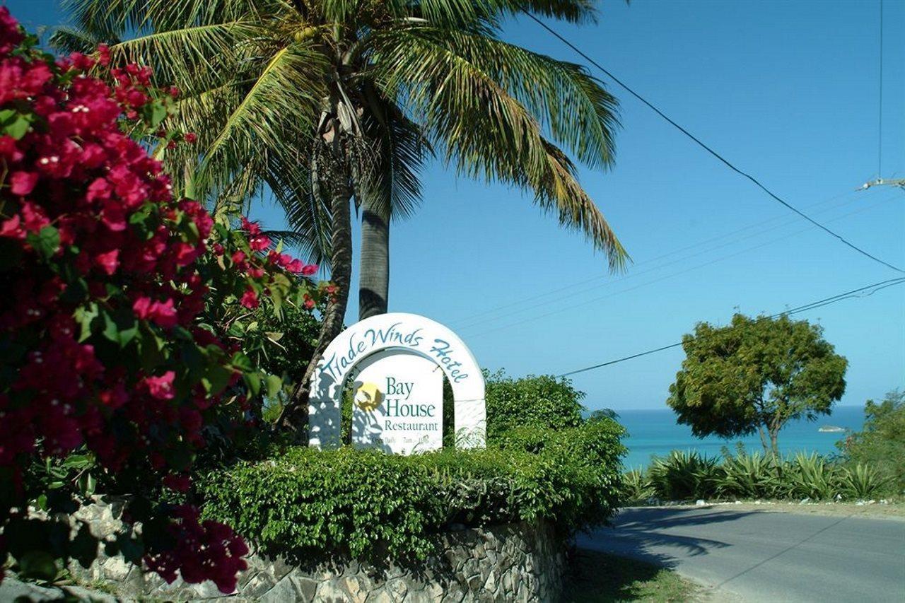 Trade Winds Hotel Golful Dickenson Exterior foto