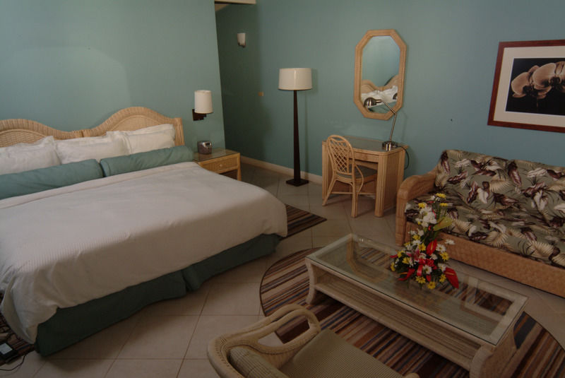Trade Winds Hotel Golful Dickenson Exterior foto